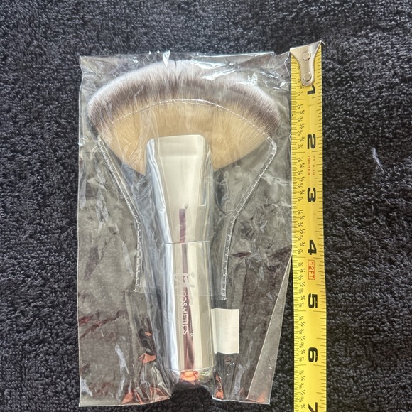 IT Cosmetics Heavenly Luxe Mega Fan Brush‎ C6093 - Full Size [NWOB Sealed] - Picture 3 of 3